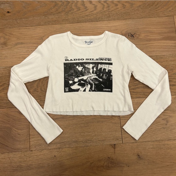 Brandy Melville Cream Graphic Crop Top - Picture 1 of 6